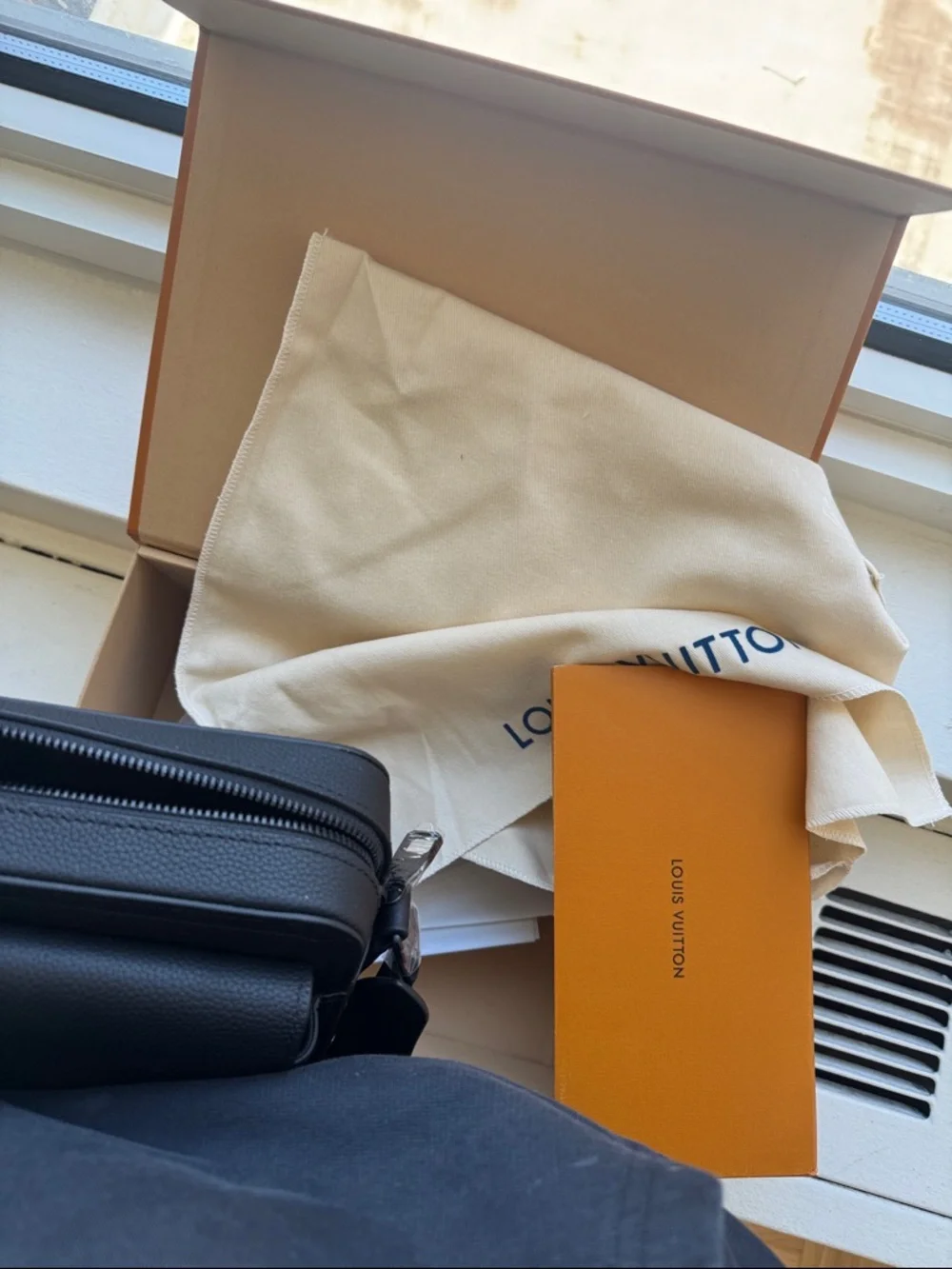 Louis Vuitton Bag - Picture 4 of 5